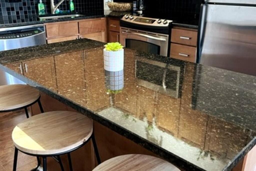 Townhouse In Uptown King Bed-Wi-Fi-Free Parking-Pool Apartment ชาร์ล็อต ภายนอก รูปภาพ